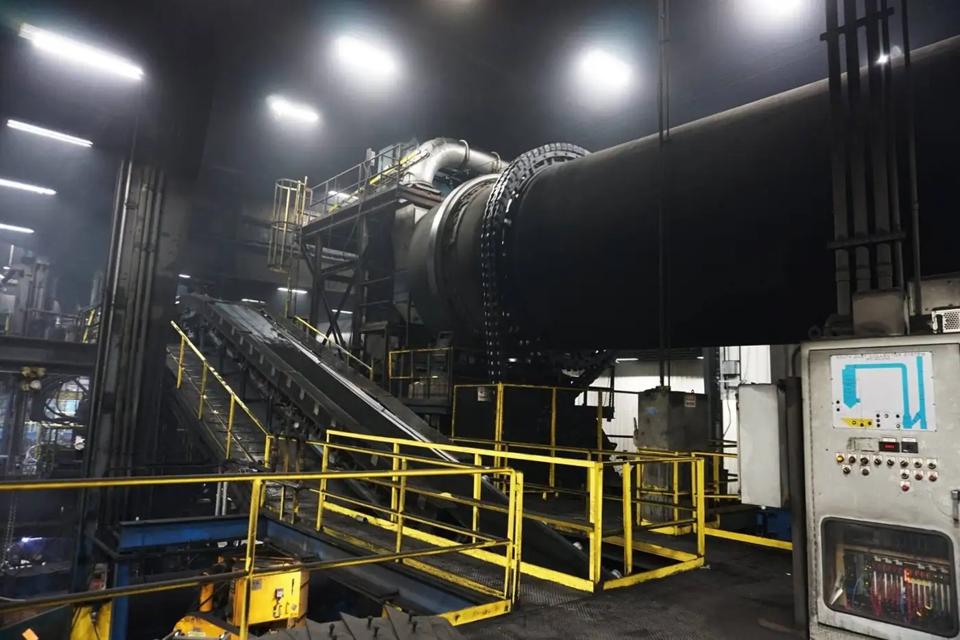 Rotary cooling drum and shakeout conveyors in a foundry