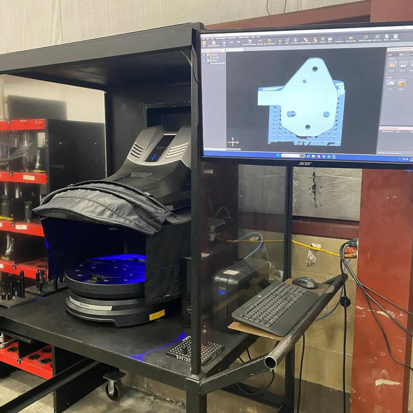 Structured light 3D scanner with a part model on screen